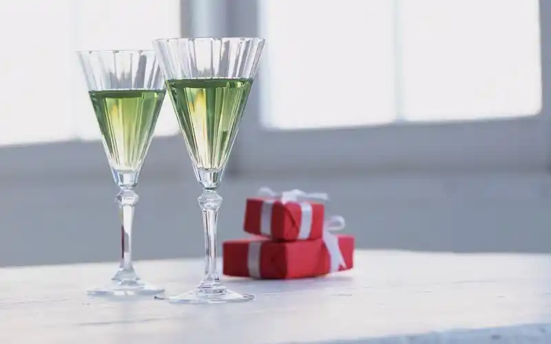 精致高脚玻璃酒杯唯美素材桌面壁纸