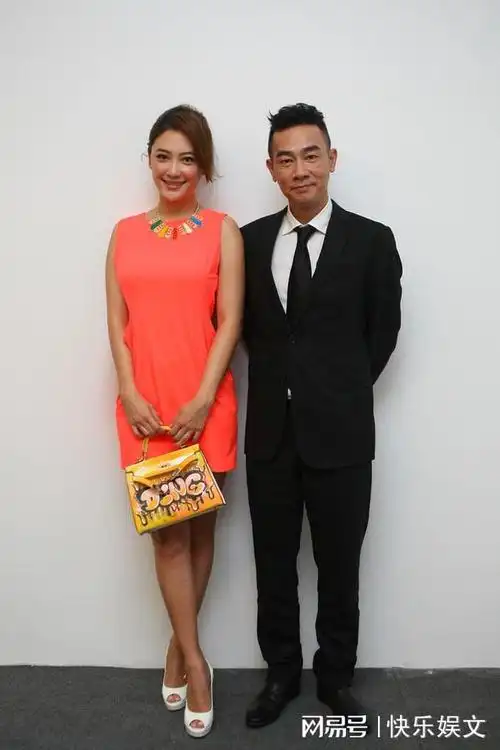 40岁应采儿庆结婚13周年!晒与陈小春亲吻照,自称婚姻中她占主动