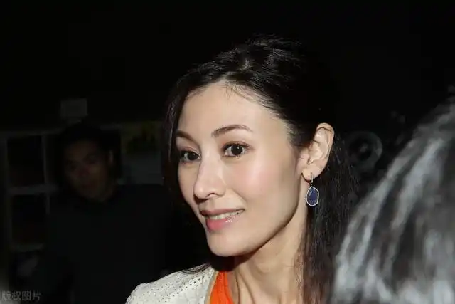李嘉欣近照,貌美如花,实在抢镜