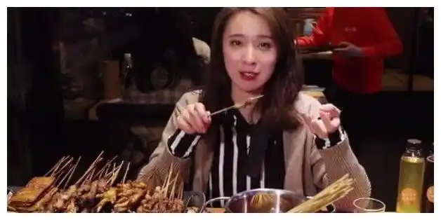 这家烧烤店因卖"它"而风靡厦门,美女吃一根不过瘾,又点了一盘