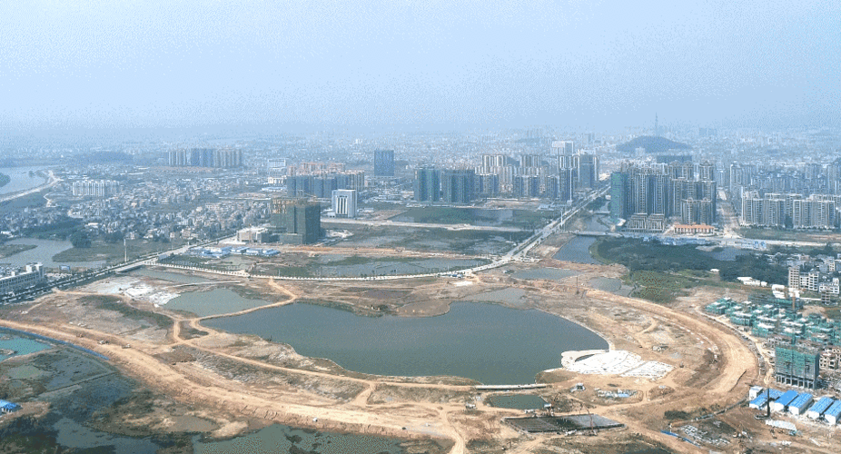 阳江城南漠阳湖公园一期工程将于年底完工,两大广场铺装收尾阶段