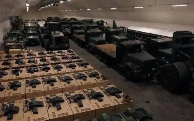 图片:美军在这个洞库基地中存储的大量车辆和军用物资.