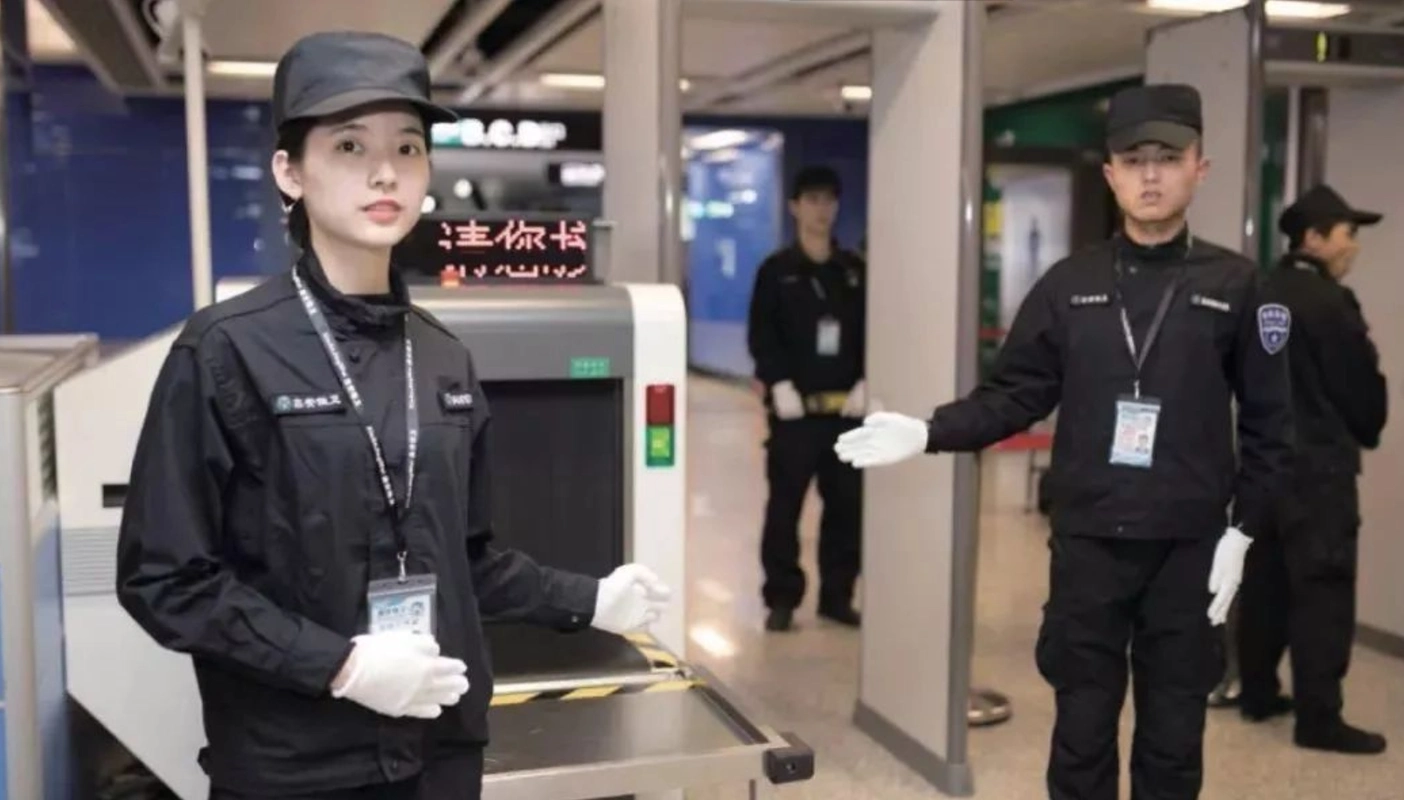 坐飞机过安检时,工作人员能看到什么?看完你还想坐飞机吗?