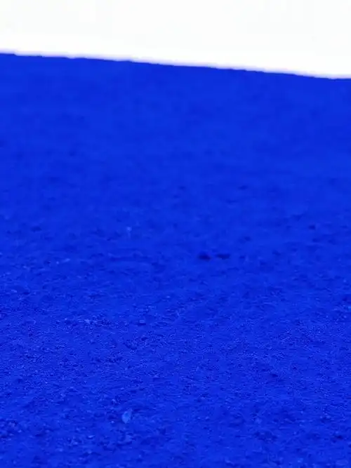 皮搭配则激发出蓝色调骨子里的那份深沉与静谧,也指引着更高级的时尚