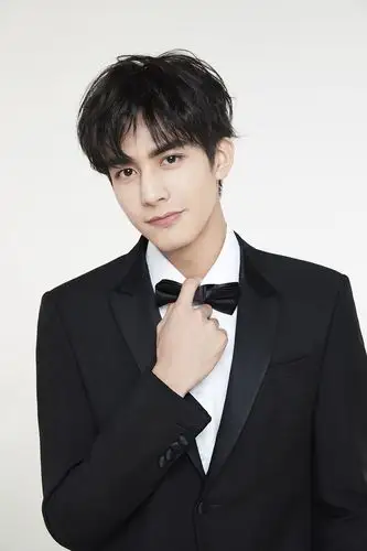 宋威龙生日西装写真曝光 二十岁少年初长成