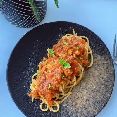 6,意面按说明书煮熟,摆盘,淋酱,装饰一下就好啦