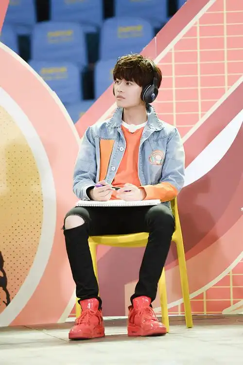 任嘉伦《奔跑吧》卖力比赛被侃"心里住着个冠军"