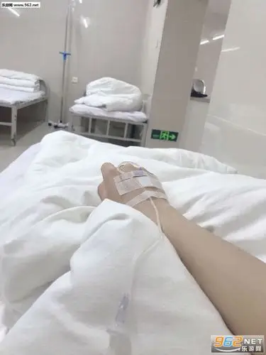 女生输液好看手背照片