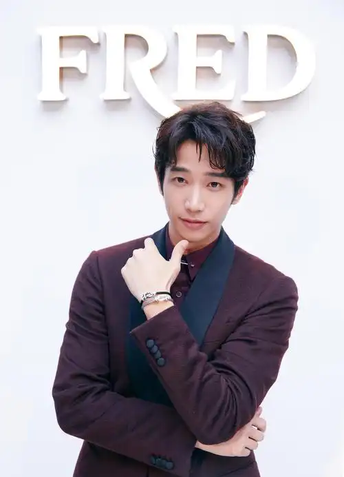 刘以豪亮相高级珠宝活动 酒红西装极致典雅华贵