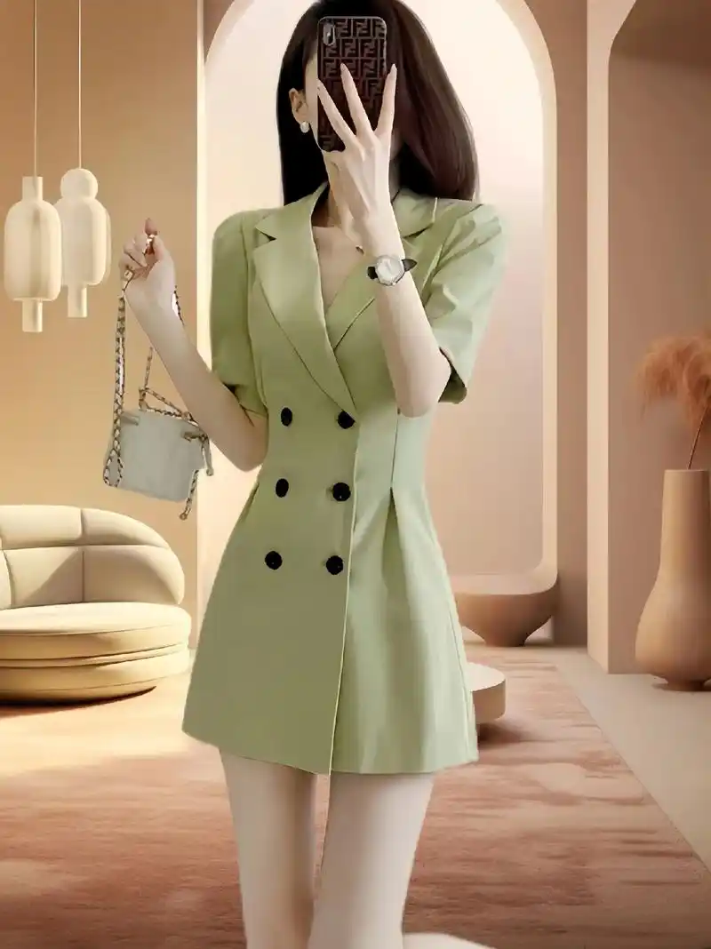 法式新款气质双排扣西装裙,典雅中展现出优雅气质,散发出浓厚的法式