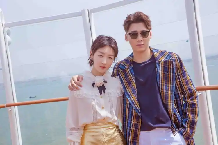 李易峰周冬雨周冬雨李易峰合照周冬雨李易峰合影