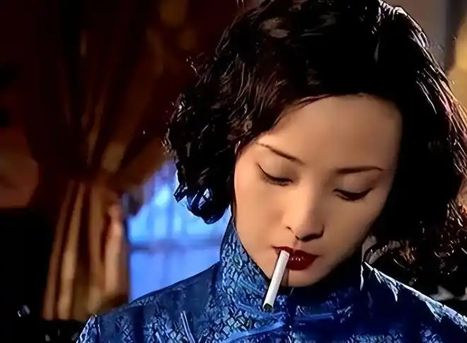 皮哥脑海里,旗袍抽烟照最好的,一个是倪妮,一个就是蒋勤勤.