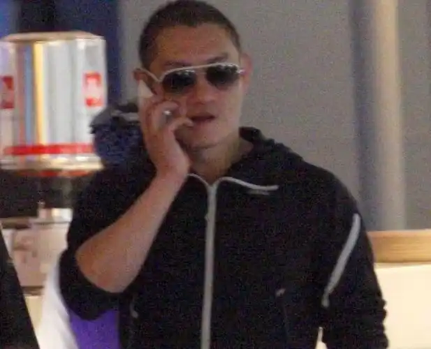 赵薇旧爱汪雨黑超遮面保镖傍身 被指已经低调完婚