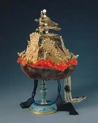 貂皮嵌珠皇后冬朝冠,清,通高30cm,口径23cm.