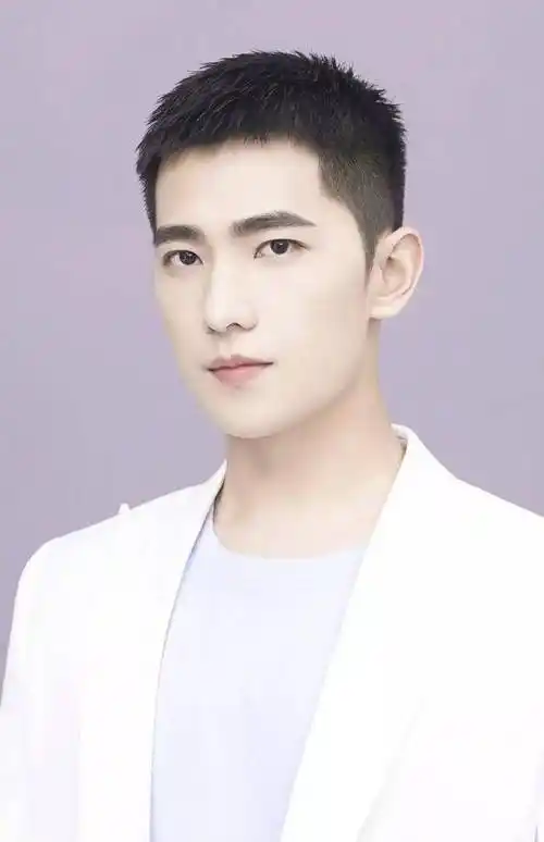 看看池昌旭,剪了寸头后,不少粉丝纷纷吐槽像个"劳改犯",尤其对比他之