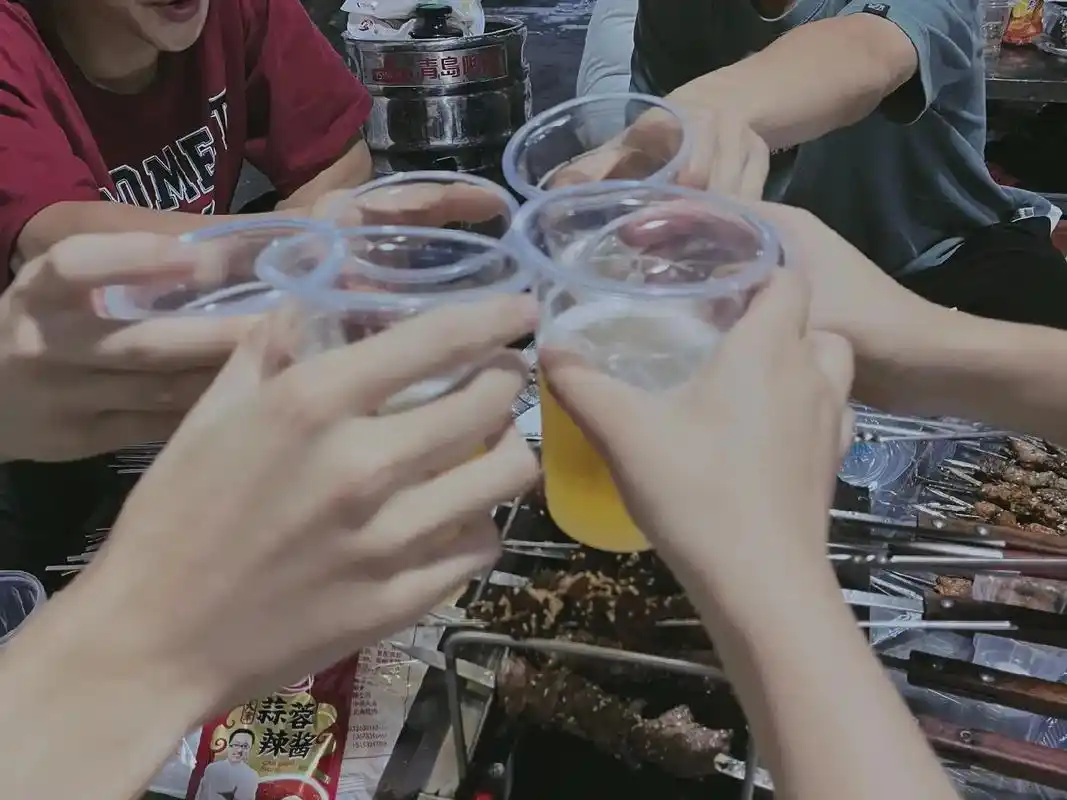 当大家酒桌上聊起政治理想才明白我们长大了.