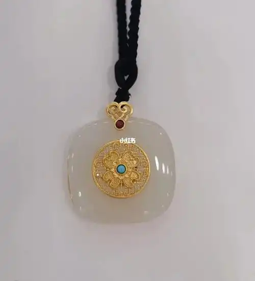 潮宏基金镶玉吊坠