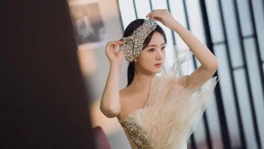 "大饼脸"赵丽颖,出走时是土妞,归来时已高攀不起!