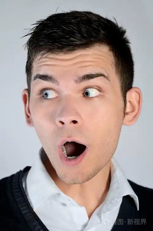 年轻人惊讶的脸