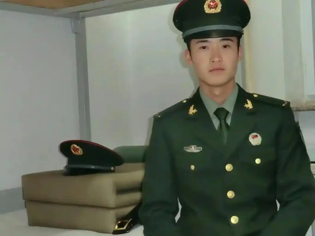 在家翻看你的相册当兵时的照片 - 抖音