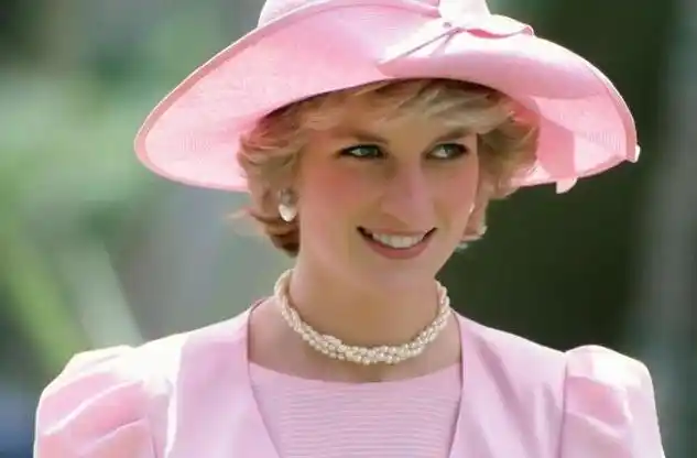 澳洲男子自称为查尔斯和卡米拉所生,有照片为证,要求做dna检测|卡米拉