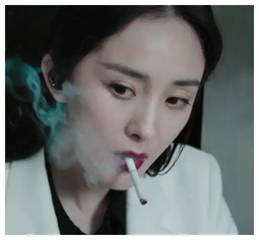 女明星抽烟,杨幂气场强大,周迅很潇洒,看到赵丽颖:闹着玩呢?