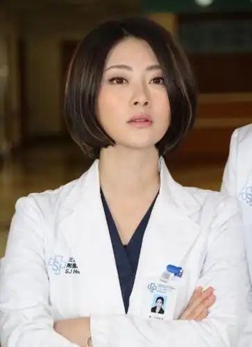 电视 内地剧 >> 正文演员 佟丽娅  何晶,29岁,进修医生,曲晋明女儿,在