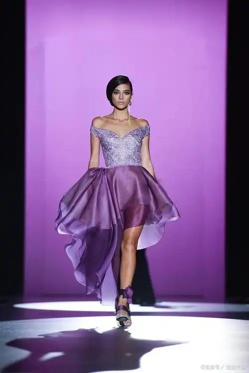 紫色半身裙搭配什么颜色上衣?