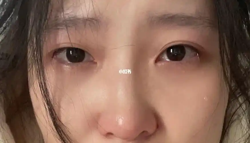 看电视哭的停不住,准备拿纸擦眼泪的时候,突然看到