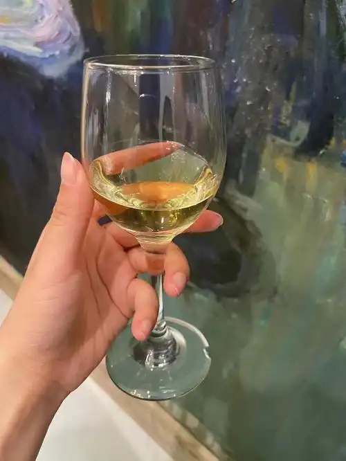 温柔的夜晚来一杯葡萄酒