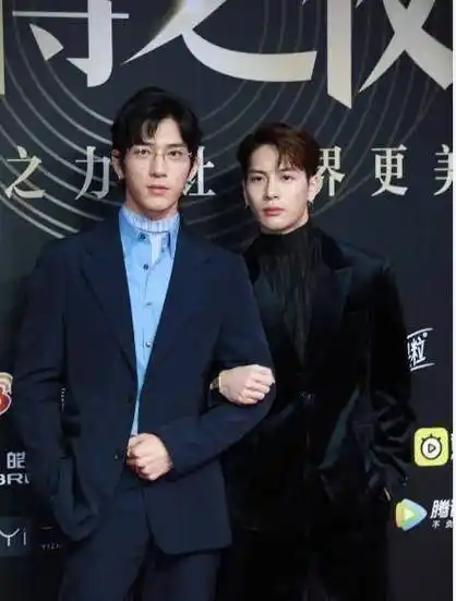 井柏然王嘉尔组"年糕组合",unine现场发红包,这届爱豆超纲了_表演