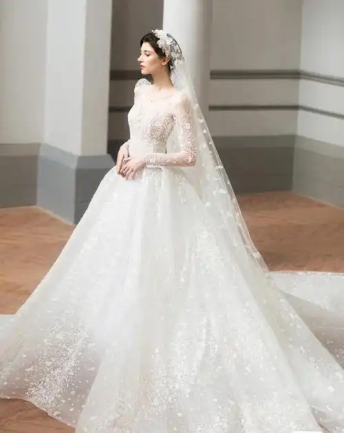 穿婚纱的时尚新娘婚礼上让你美成女王