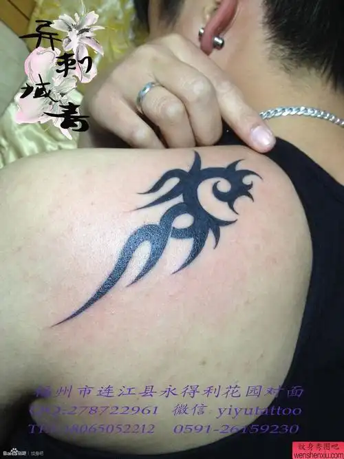 男性肩部一幅个性图腾纹身图案