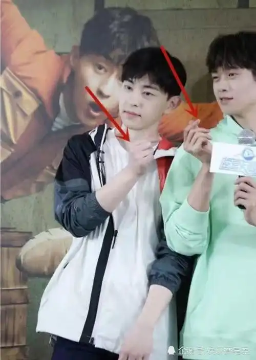 邓伦魏大勋同框拍照看到他们比心后网友没有对比就没伤害