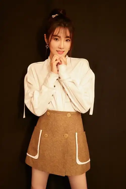 张可盈出席祖国因你更赞校园活动白衬衣米色短裙青春有活力