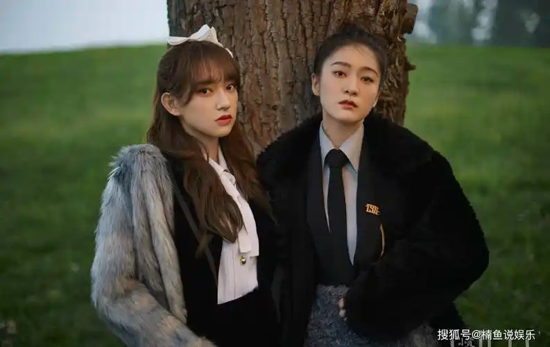 张雪迎程潇合拍闺蜜写真牵手漫步演绎姐妹情深美女同框好养眼