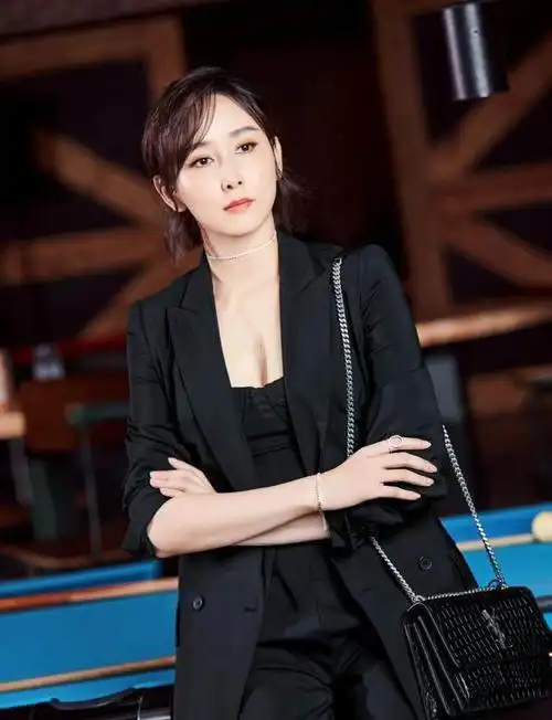 又酷又性感胡静穿黑色西装小秀事业线