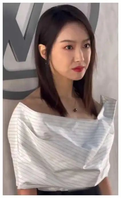 巴黎时装周闪耀明星齐露怯肿王一博呆刘亦菲亮相