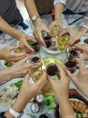 让我们举杯共祝珍重!