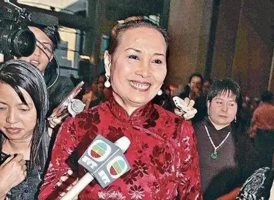 媒体报道称赌王何鸿燊二房太太蓝琼缨去世