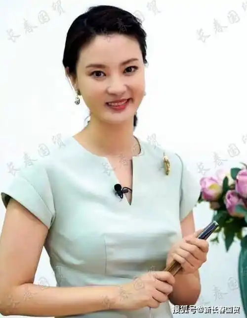 44岁主持人刘芳菲近照曝光知性优雅气质出众