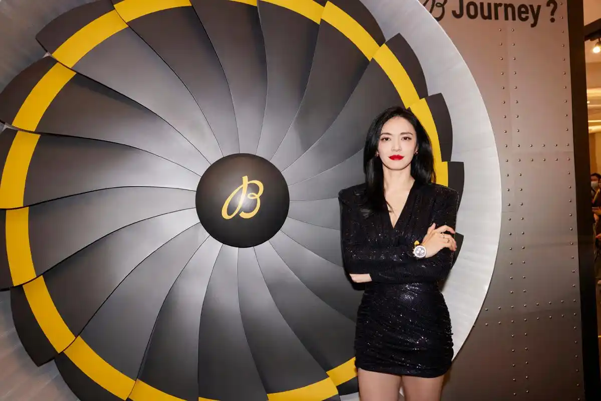 姚晨青岛出席活动,黑色亮片束腰裙搭配精致腕表,沉静不失酷感!