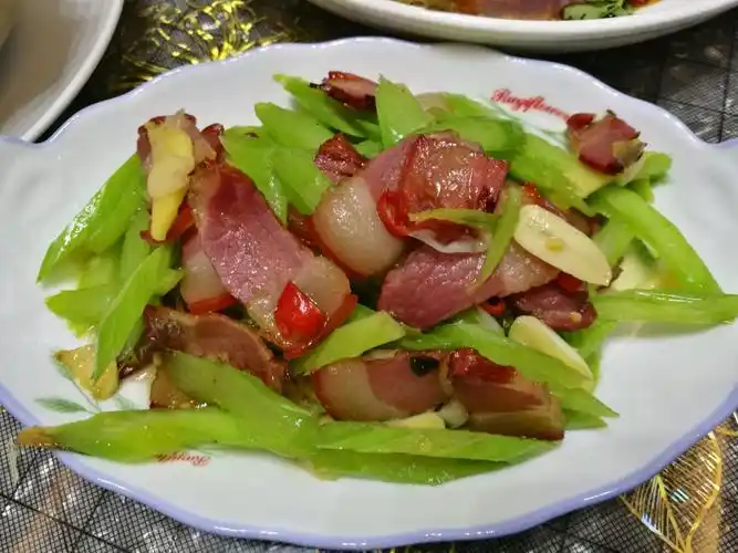 西芹炒腊肉