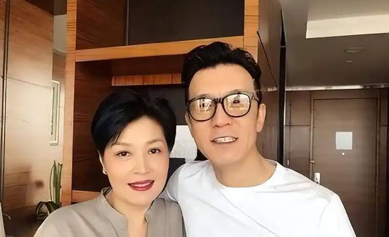 李咏病逝5年,再看遗孀哈文近况,才明白他当年的选择有多正确_美国