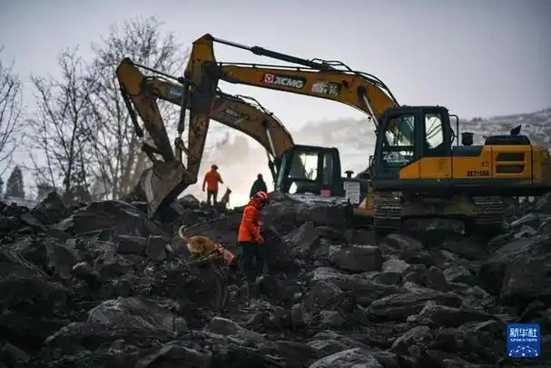 1月23日上午,救援人员在现场搜救(无人机照片).