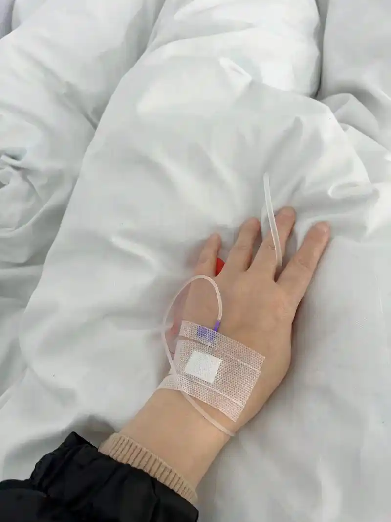 终究还是没能扛住,孤独大概就是一个人生病了,一个人去输液,自 - 抖音