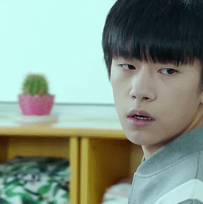 易烊千玺gif帅气gif上课gif眼神gif