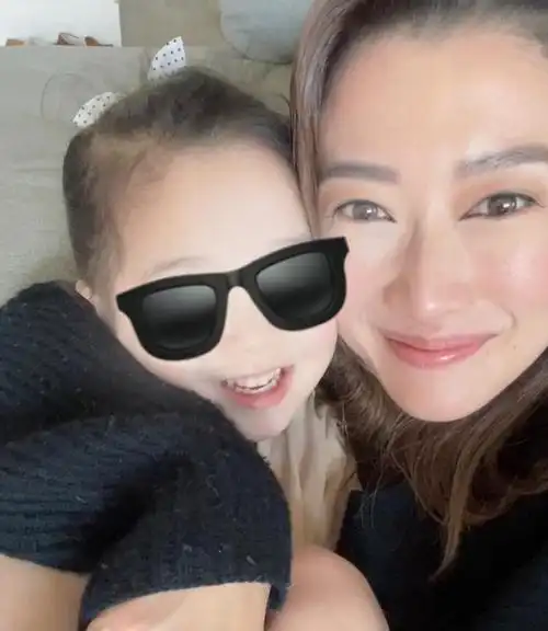 谢婷婷罕晒母女合照3岁女儿遗传妈妈基因长相甜美长腿抢镜