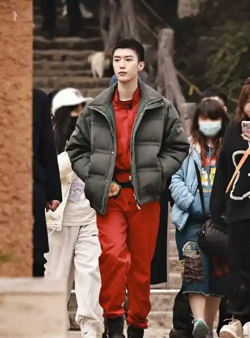 为了避免嘴唇干裂,造型师帮他上了一些唇膏,而范丞丞擦完唇膏的反应也