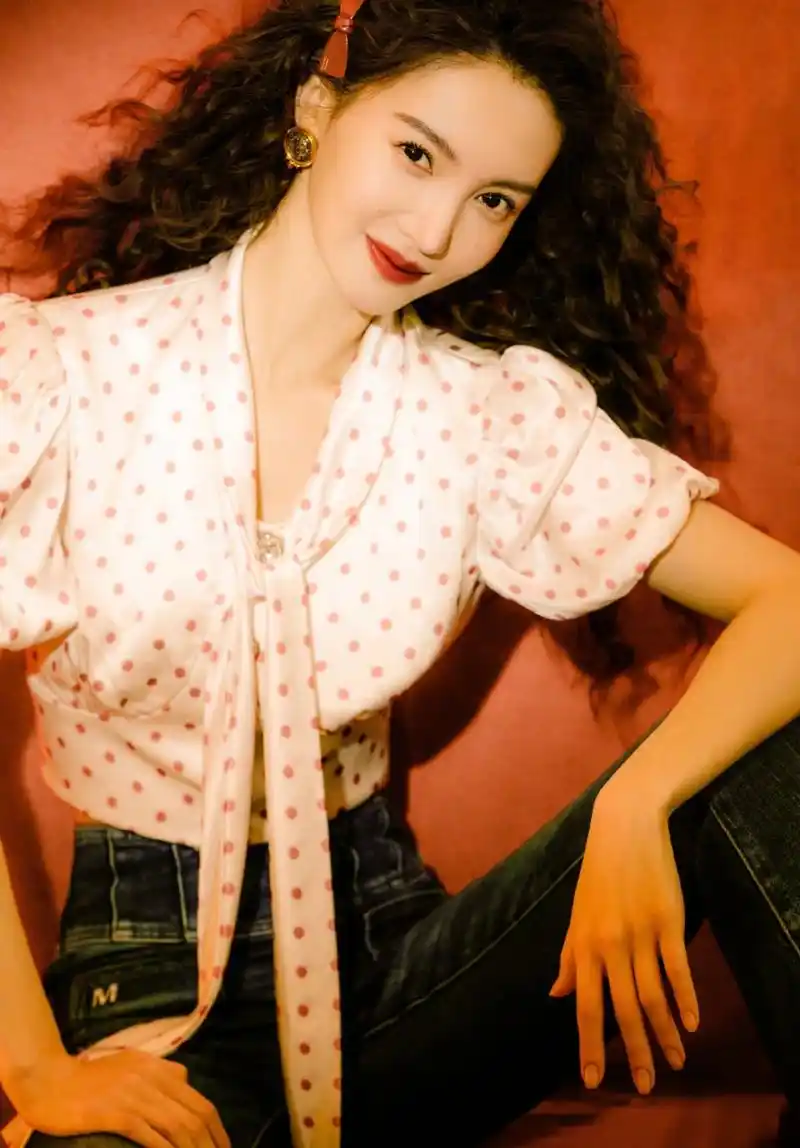 金晨新年卷发造型曝光,看起来挺酷的,跟她适配度很高.